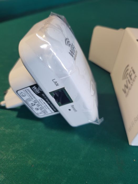 Repetidor sinal Wi-Fi. Amplificador rede wireless. Wi-Fi repeater.