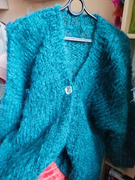 Sweter z moheru robiony na drutach