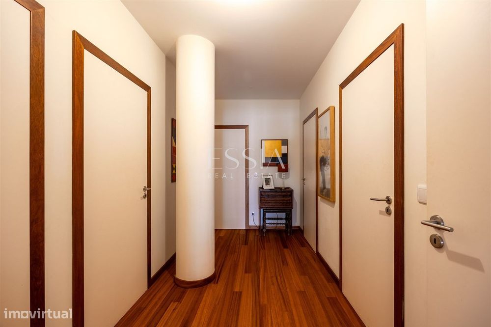 Apartamento T4+1 em Serralves com garagem