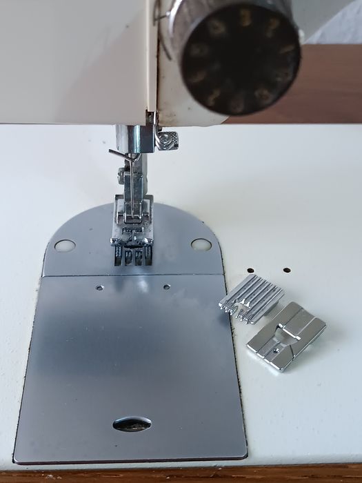 Máquina de costura Oliva Elgin (com móvel)