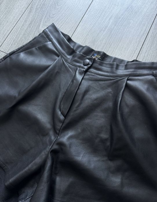 Трендові шкіряні шорти