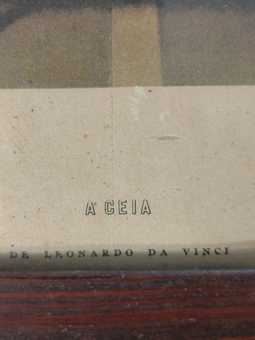 Molduras antigas com temas religiosos.