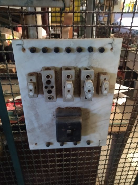 Quadros electricos antigos em cerâmica