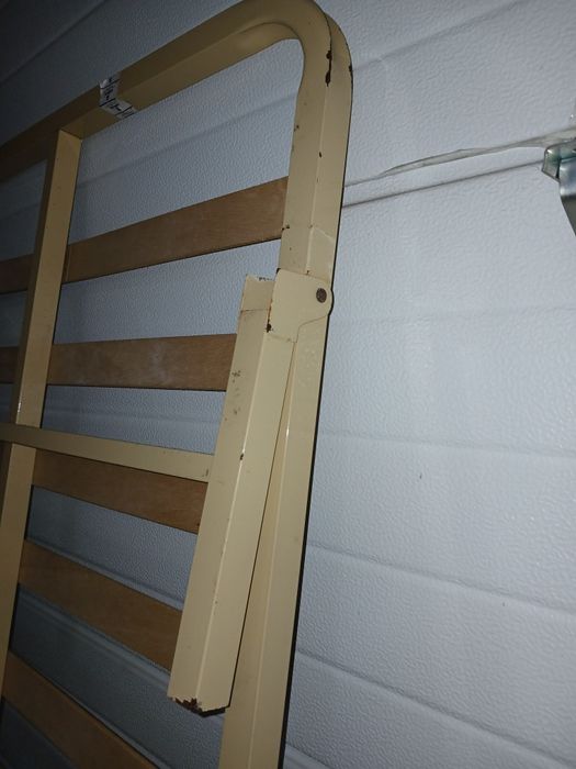 Estrado solteiro com pernas dobráveis 190x90 -Desocupar