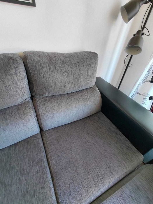 Sofá cinzento com chaise + 4 bancos — muito bom estado