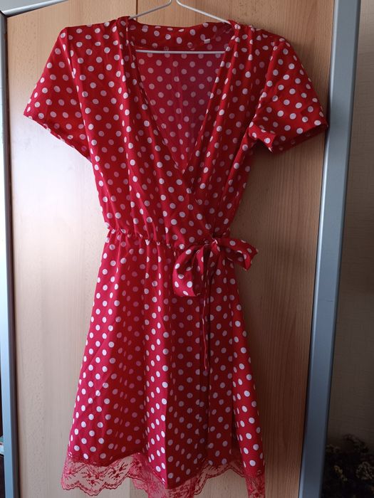 Жіноча сукня в горох на запах