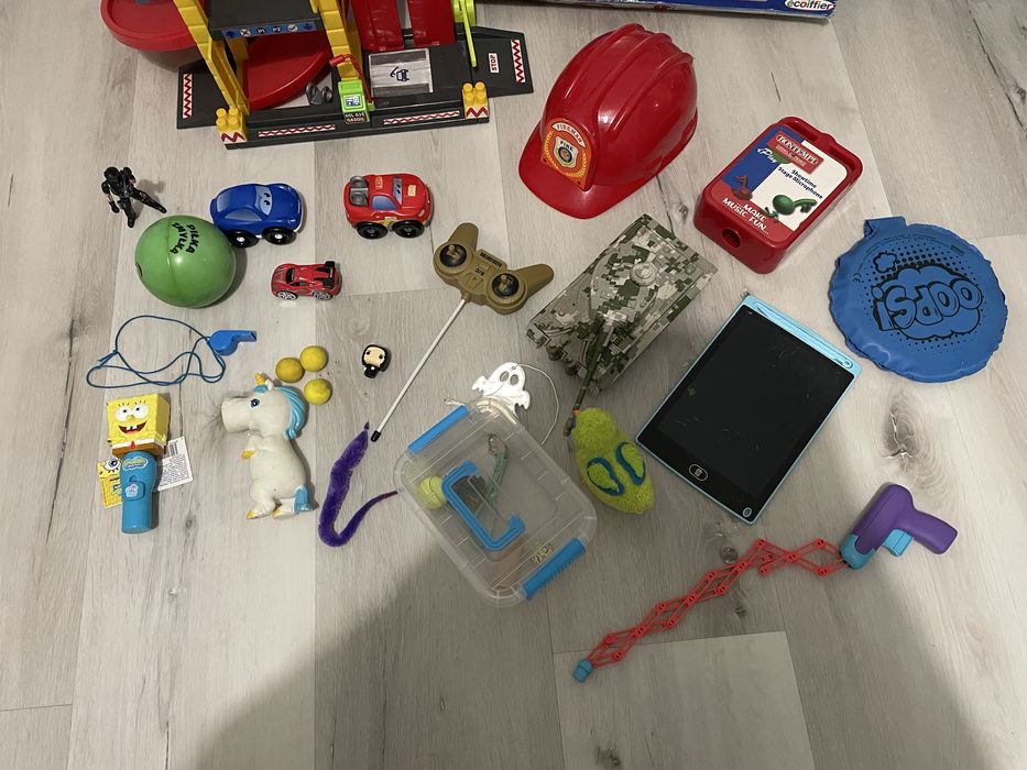 Gigant zestaw zabawek Parking auta czołg kask piłka