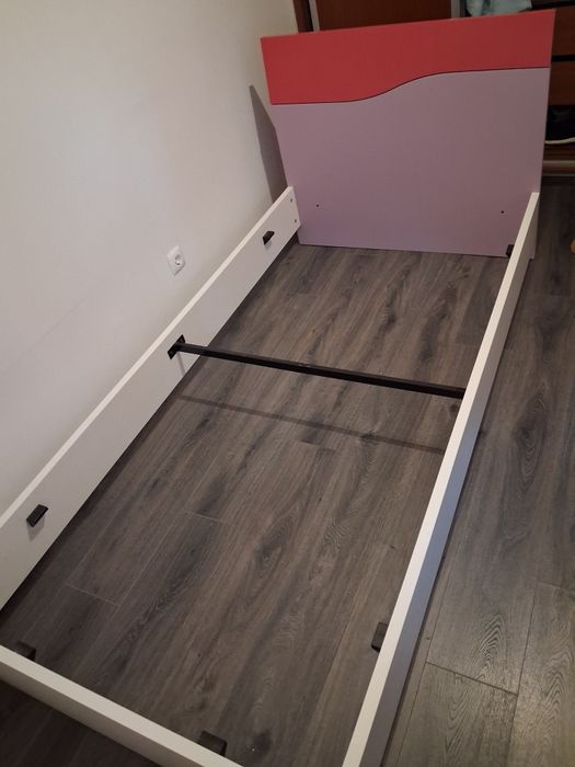 Cama com colchão e extrado