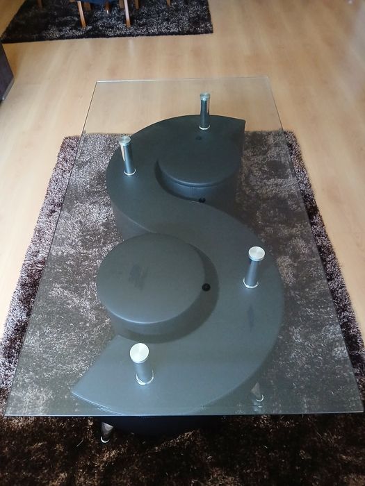 Mesa de sala de estar, completamente nova.