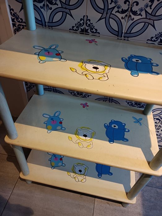 Estante infantil * Em Bom estado * Medidas - 115cm / 0,60cm / 0,34cm
