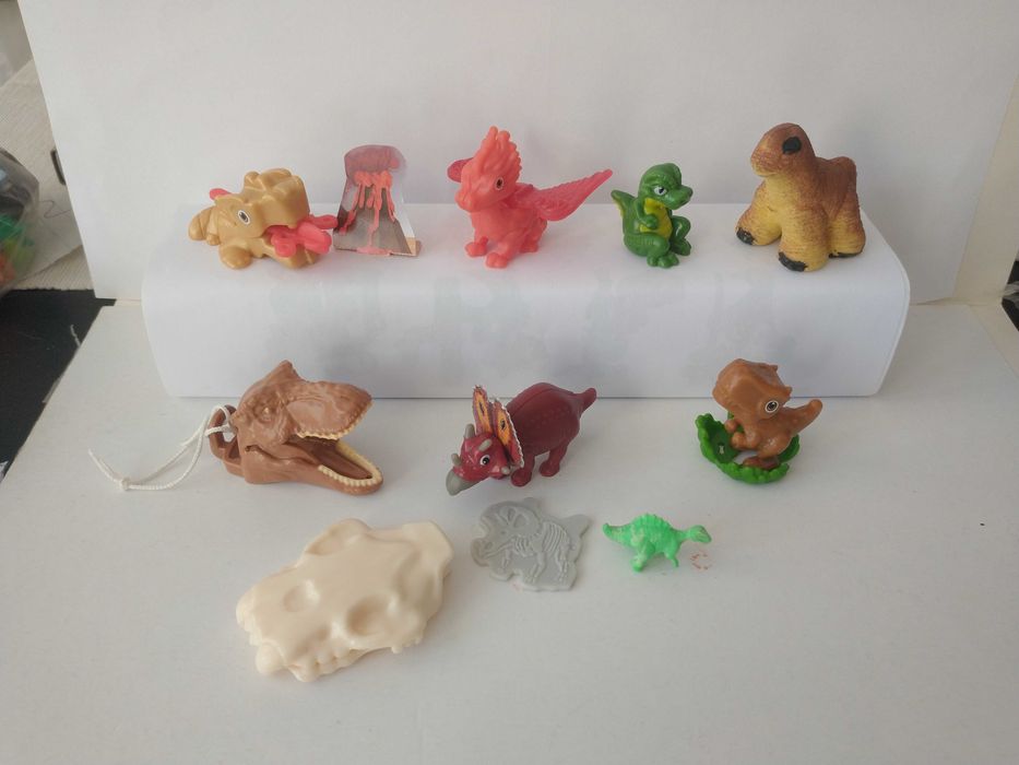 Figurki Kinder Smoki i Dinozaury (9szt)