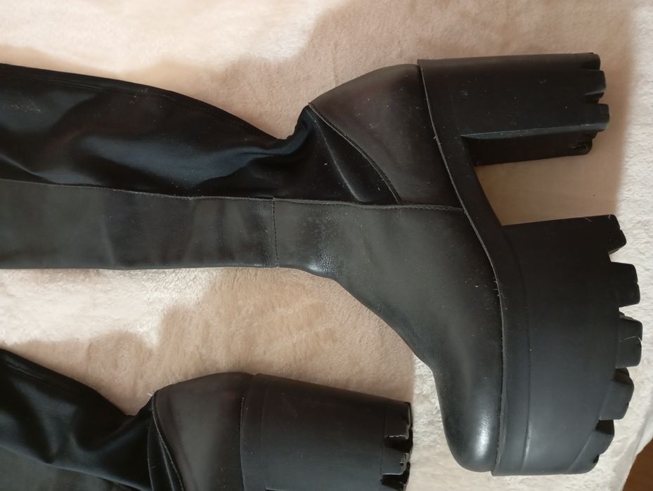 Botas pretas em pele
