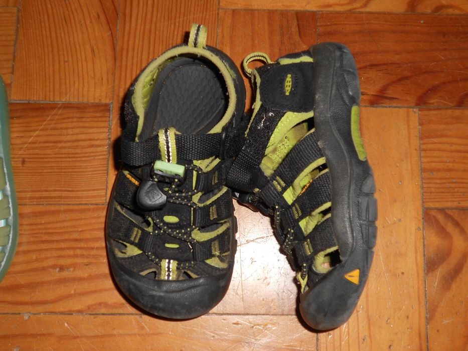 Sandalias Keen e tenis New Balance nr24
