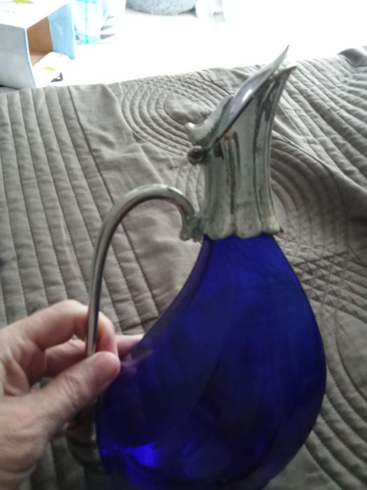 Jarra azul cubalto com asa e bico de pato