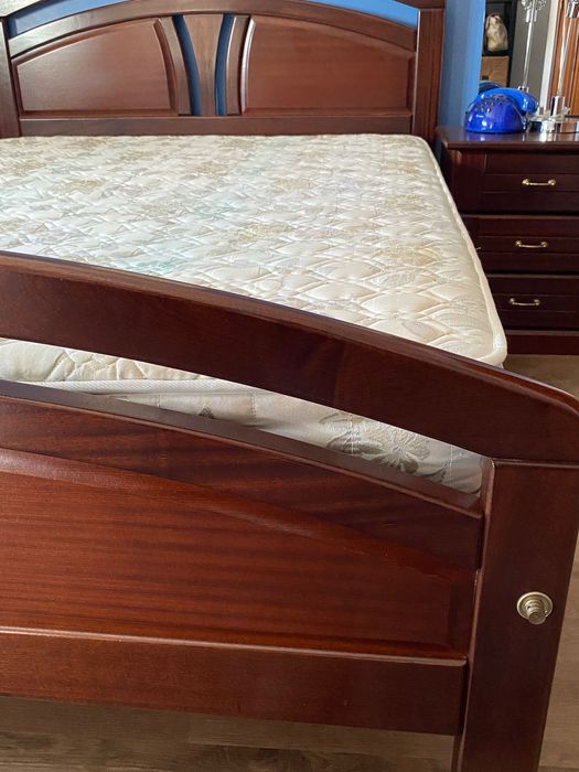 Cama em madeira de castanho