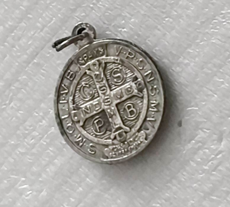 Św. Benedykt ,  medalik religijny z ochroną przed złem 1944 rok .