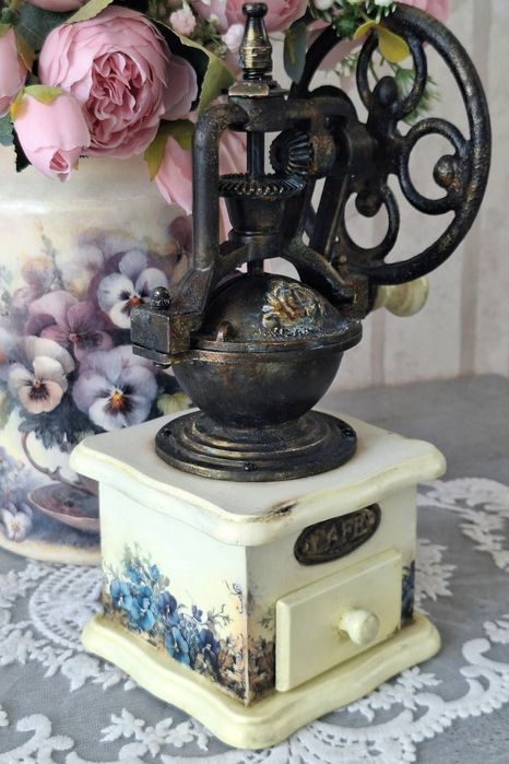 Кавомолка у вінтажному стилі