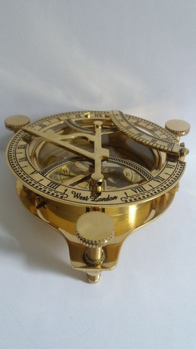 Relógio de sol com bússola