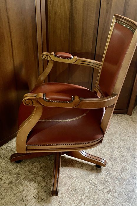 Кресло в кабинет.