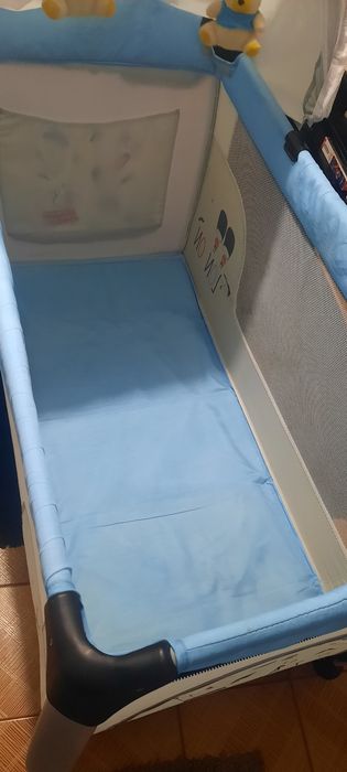 Parque de bebé com rede mosqueteira