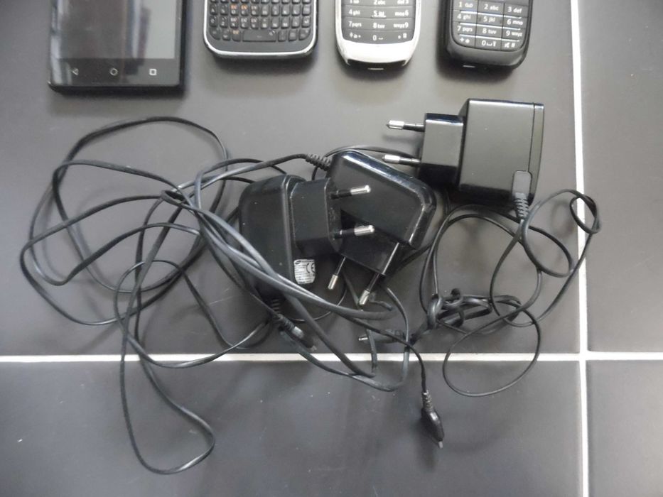 Lote de 4 telemóveis e carregadores