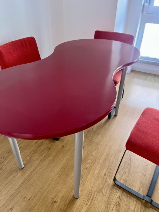 Vendo mesa com cadeiras incluídas