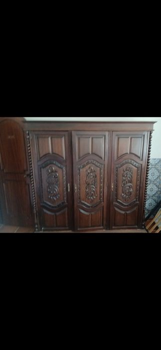 Guarda fatos antigo todo em madeira