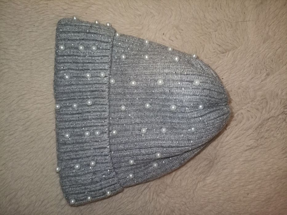 Śliczna czapka damska zdobiona ciepla