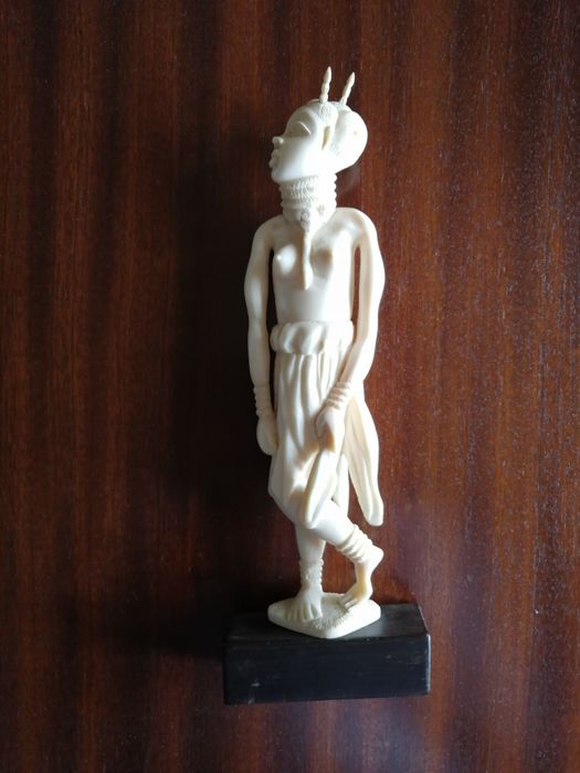 Estatueta de Mulher em Marf