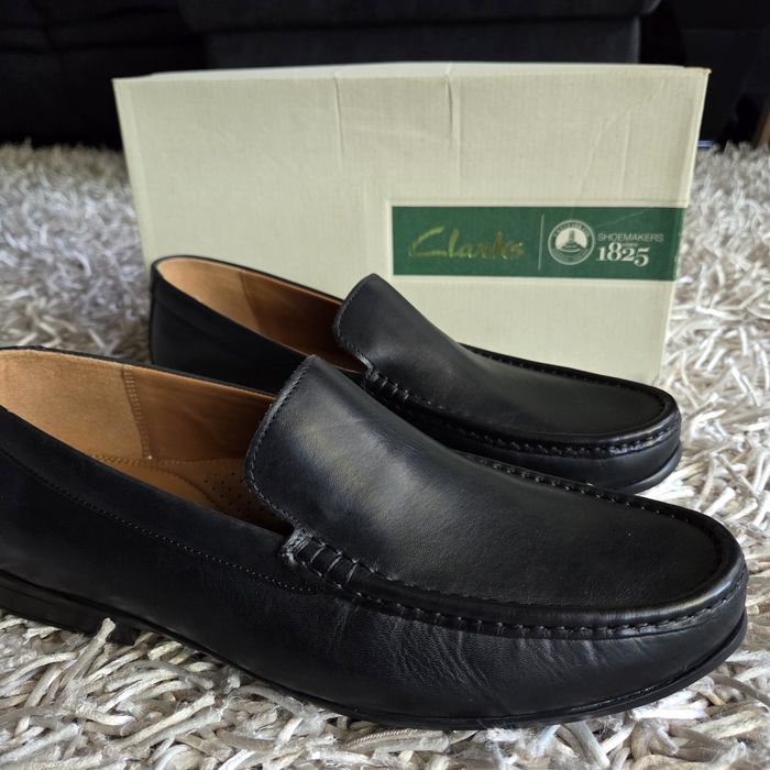 Męskie mokasyny loafersy CLARKS Claude Plain czarna skóra NOWE 44 / 9.5 UK