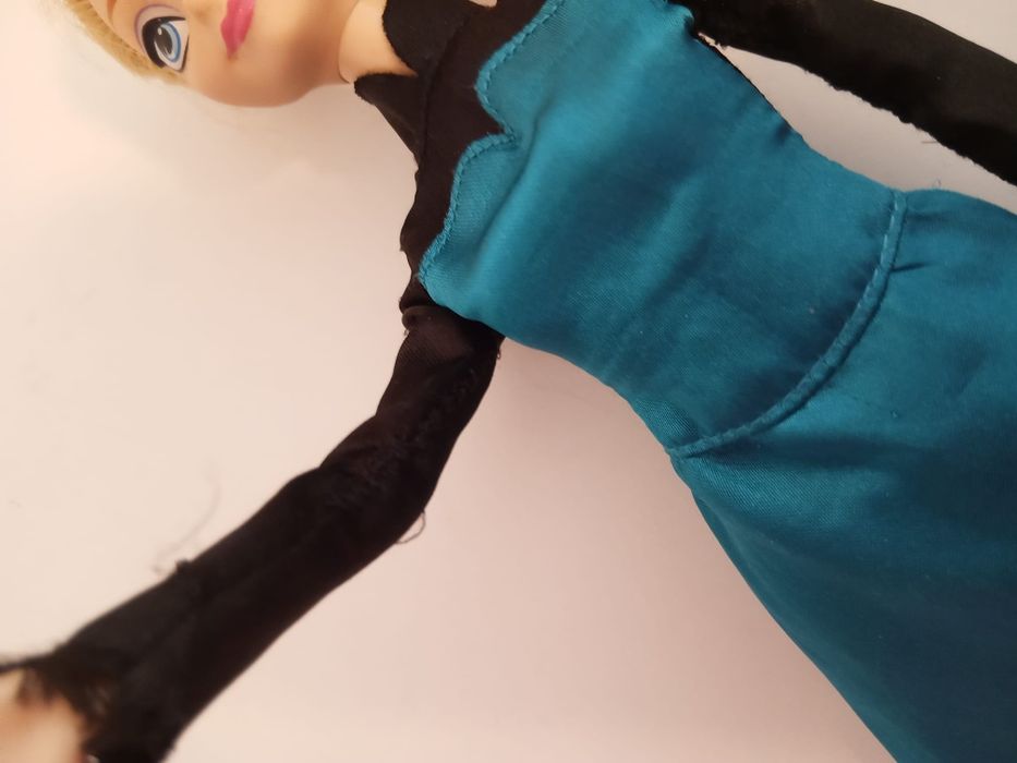 Brinquedos : Boneca Elsa Frozen com vestido azul e preto Mattel 2012