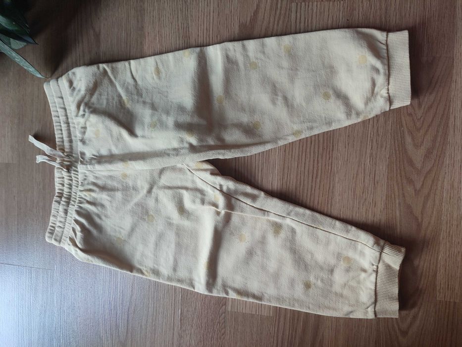 Żółte dresy H&M w słońca 98