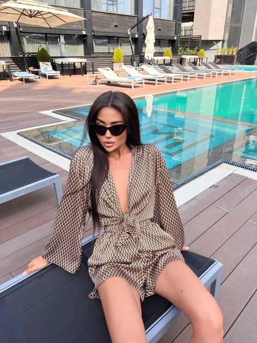 Шикарный шолковый костюм