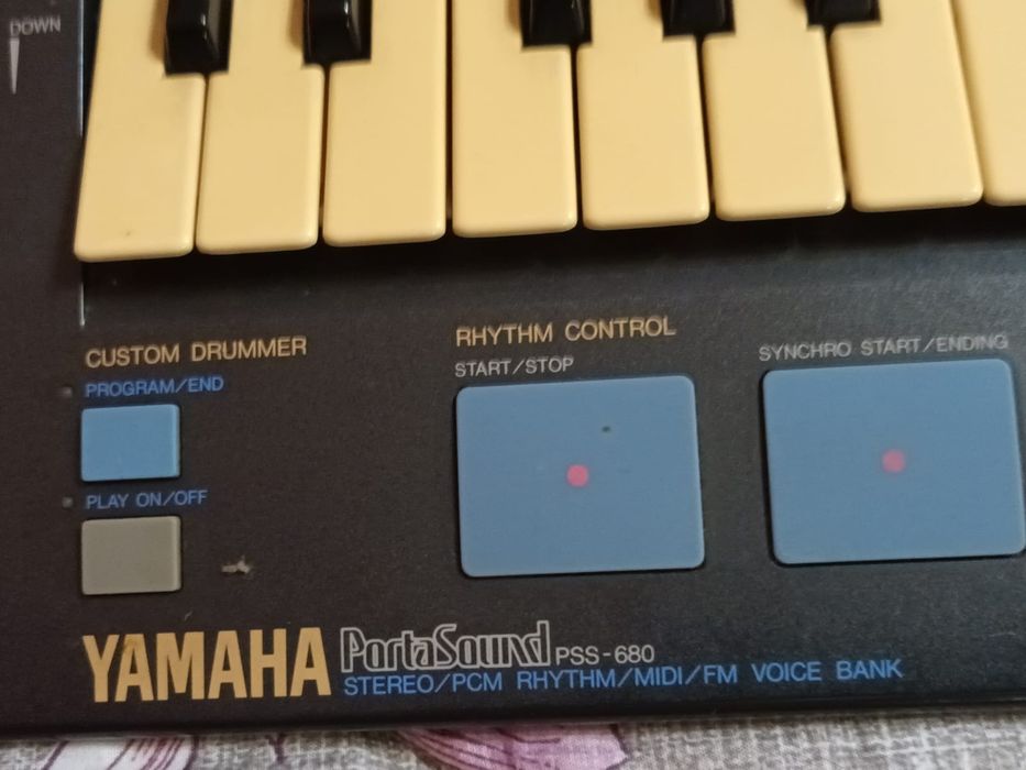Órgão musical Yamaha portasound pss-680c, com tripé e carregador