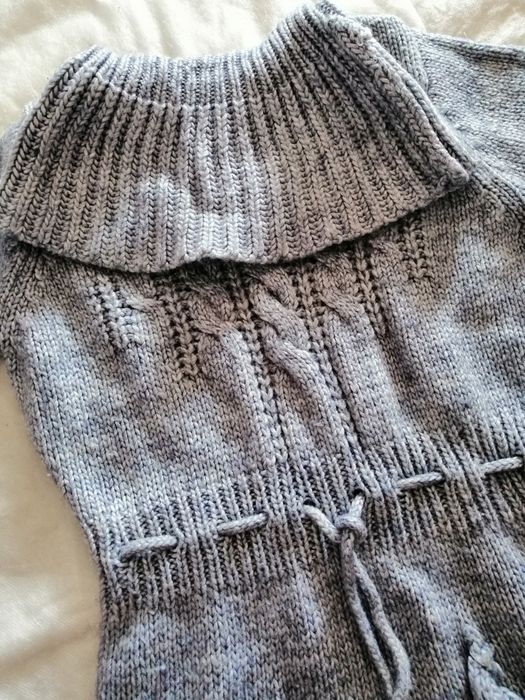 Vestido de malha cinza com gola