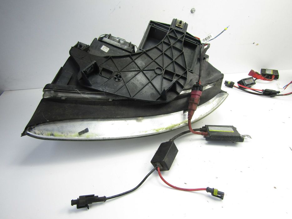 Audi A4 B6 lampa lampy przód przednie xenon prawa lewa komplet