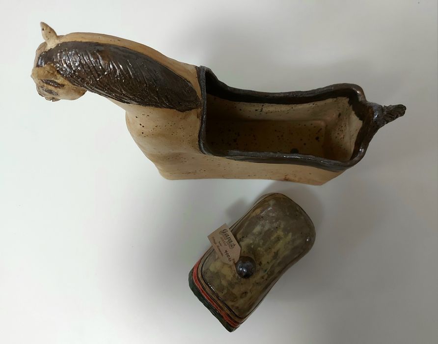 Rzeźbiony koń ceramiczny, duże puzderko