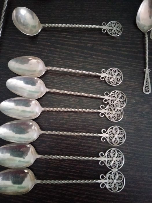 Antigo conjunto de colheres de chá e café em casquinha.