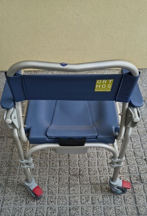 Cadeira de rodas para banho e sanitária