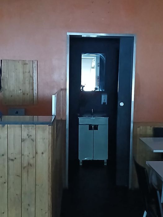 Aluga-se estabelecimento comercial