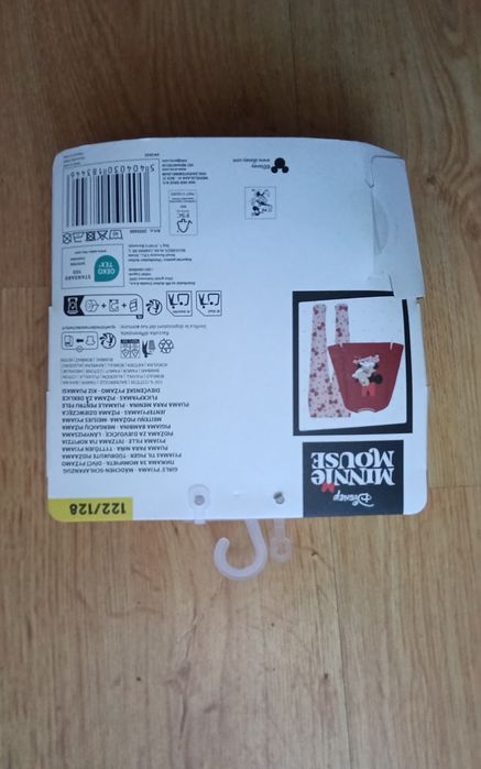 Nowa piżama dla dziewczynki w rozmiarze 122/ 128