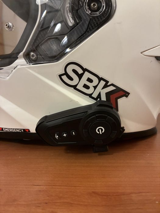 Capacete de moto com intercomunicador Bluetooth e viseira escura