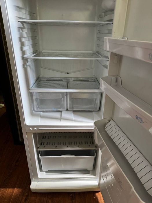 Холодильник имеются некотирий всятини