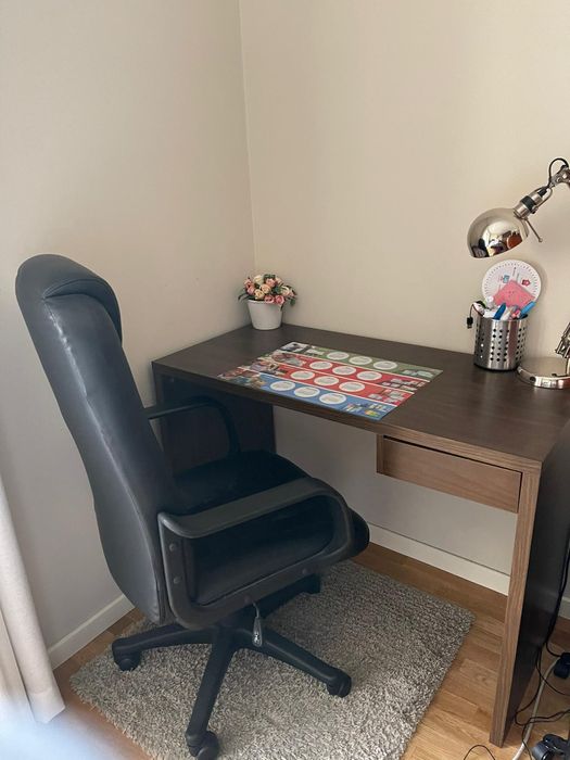 Conjunto de secretaria de mesa com cadeira e estante