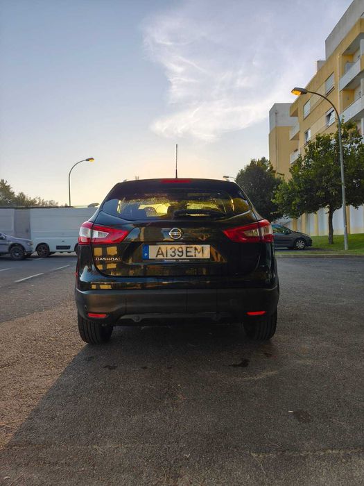 Nissan Qashqai 1.5 dCi Tekna preto com teto panorâmico