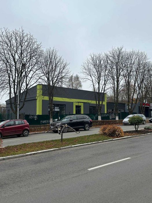 Оренда комерційних приміщень 200 кв.м та 120 кв. м у центрі Ладижина!