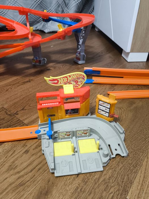 Трек Хотвилс с 2 машинками