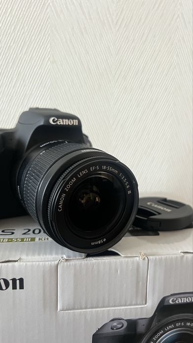 Фотоапарат Canon EOS 200D