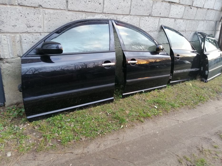 Ładne drzwi Skoda Superb 1 kod lakieru 9910 czarne