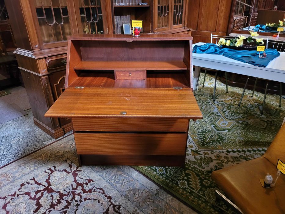 Wooden desk with signs of use but perfectly functional64409358206467122